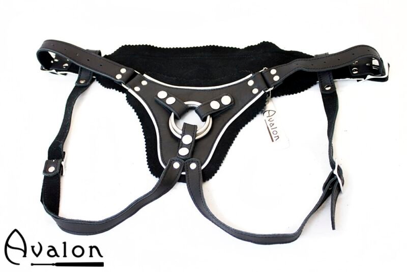 Avalon - TAKEN - Strap-on sele i sort og hvitt lær
