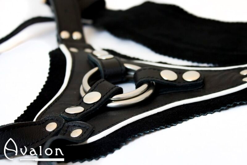 Avalon - TAKEN - Strap-on sele i sort og hvitt lær - Bilde 2