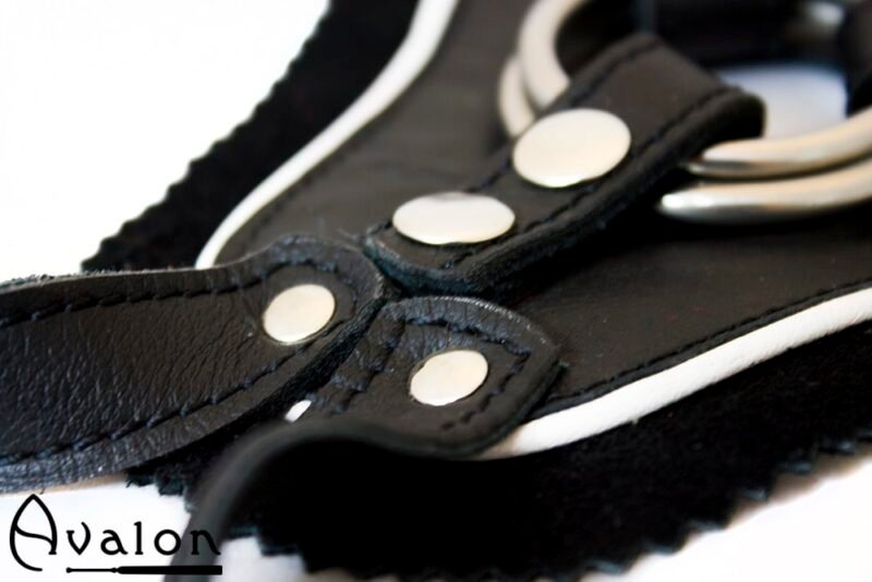 Avalon - TAKEN - Strap-on sele i sort og hvitt lær - Bilde 3