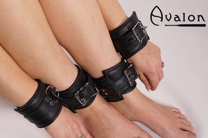 Avalon - EXILE - Cuffs og Collar sett Svart